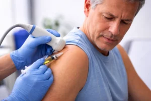 shoulder specialist in dubai giving Stem Cell Therapy for Frozen Shoulder & Rotator Cuff Relief