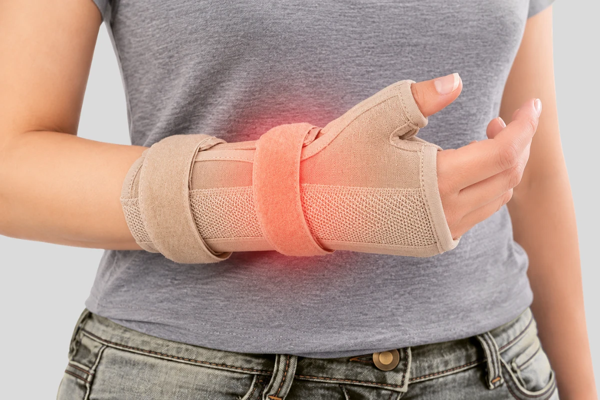 Person wearing a wrist splint to support the wrist and relieve carpal tunnel syndrome symptoms.